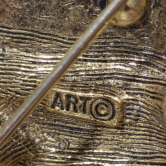 Vintage Christmas Boot Brooch, Enamel Presents, Faux Pearl, 1950s Signed ART - Picture 10 of 10